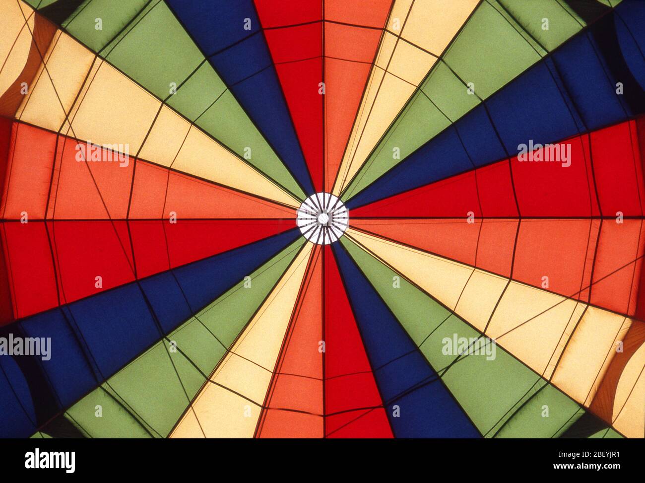 Résumé - regarder dans la canopée d'un baloon d'air chaud en vol Banque D'Images