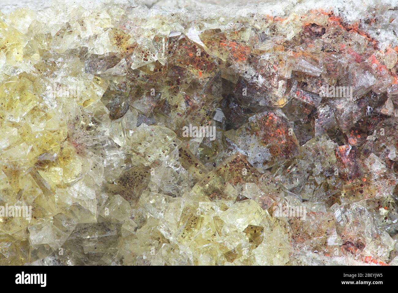 Les cristaux de fluorite avec inclusions d'hématite calcite quarry en Finlande Illo Banque D'Images