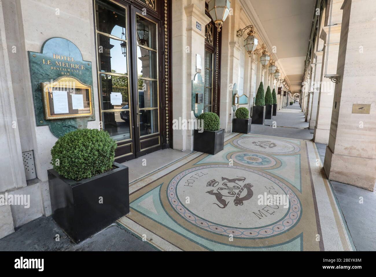 CORONAVIRUS ARCADES COMMERCIALES VIDES RUE DE RIVOLI, PARIS Banque D'Images