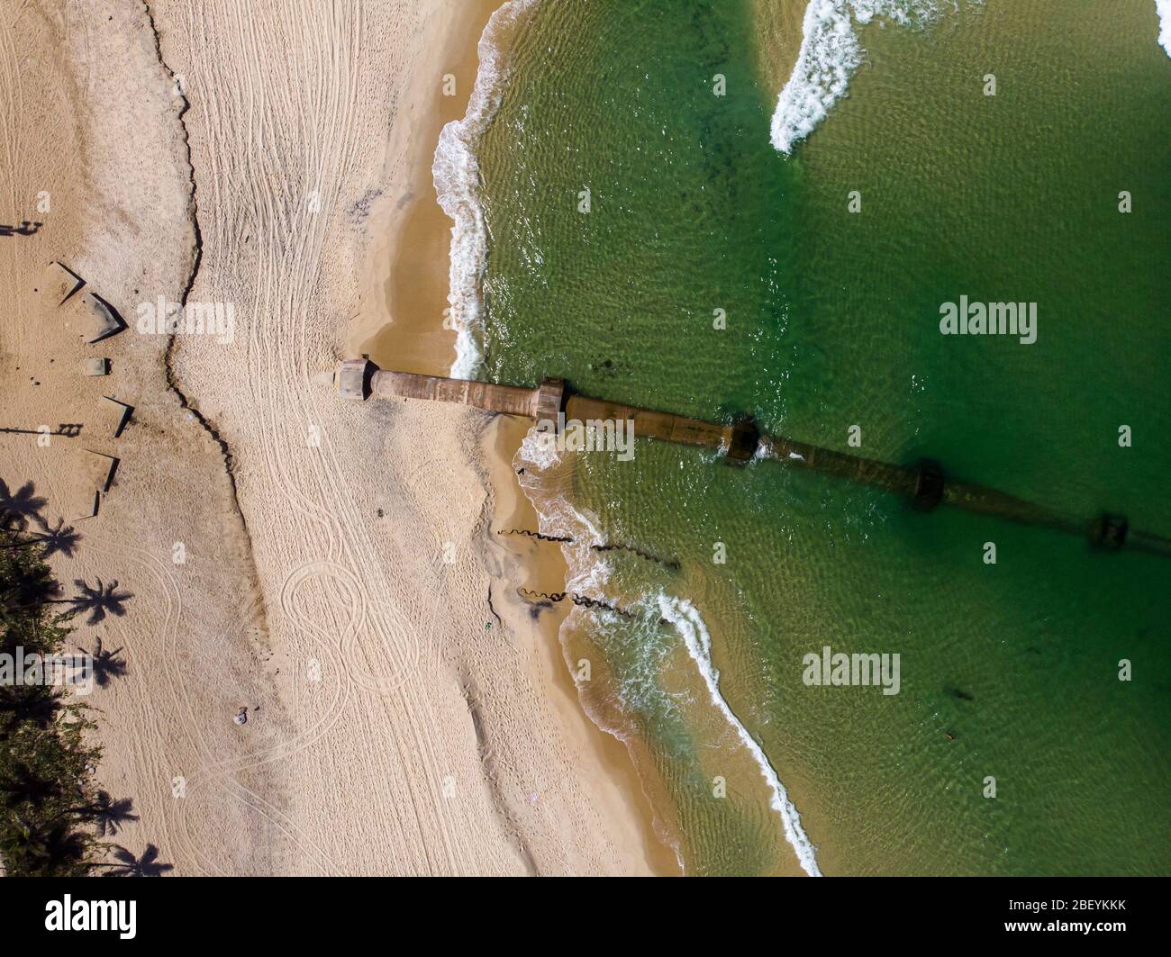 Vue de dessus sur les vagues qui arrivent sur la plage d'Ipanema où un grand pipeline est exposé après un fort délavé de marée Banque D'Images