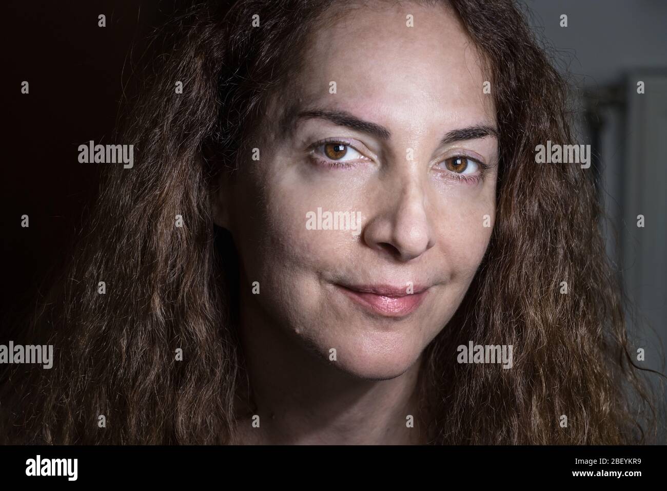 Portrait d'une femme âgée de plus de 45 ans sans appareil photo à maquillage avec une expression sûre Banque D'Images