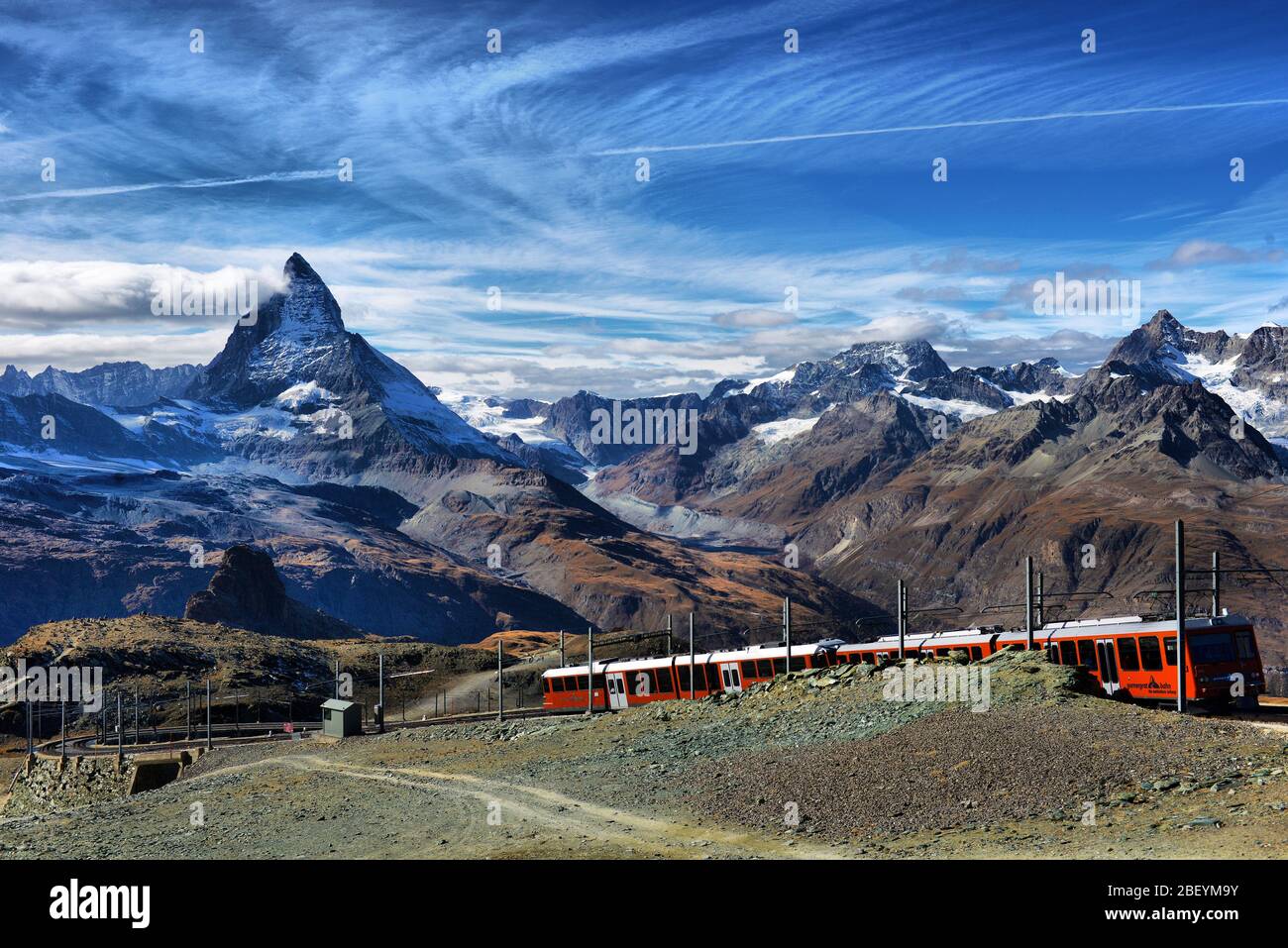 Zermatt Suisse. Célèbre electric red train touristique qui descendait à Zermatt Valais Suisse Europe. Banque D'Images
