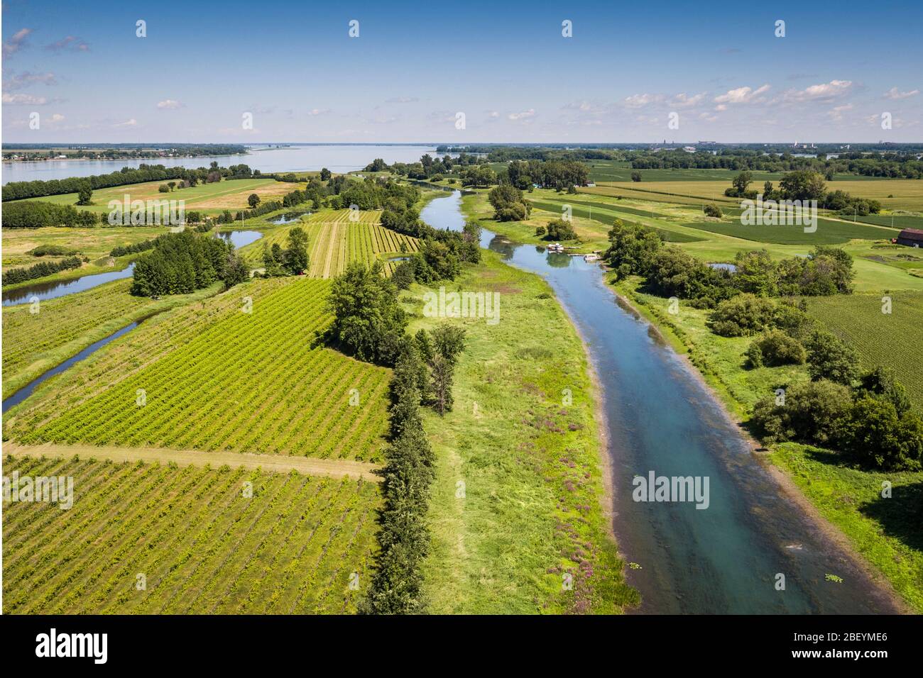 Vue aérienne des terres agricoles rurales le long du fleuve Saint-Laurent Banque D'Images