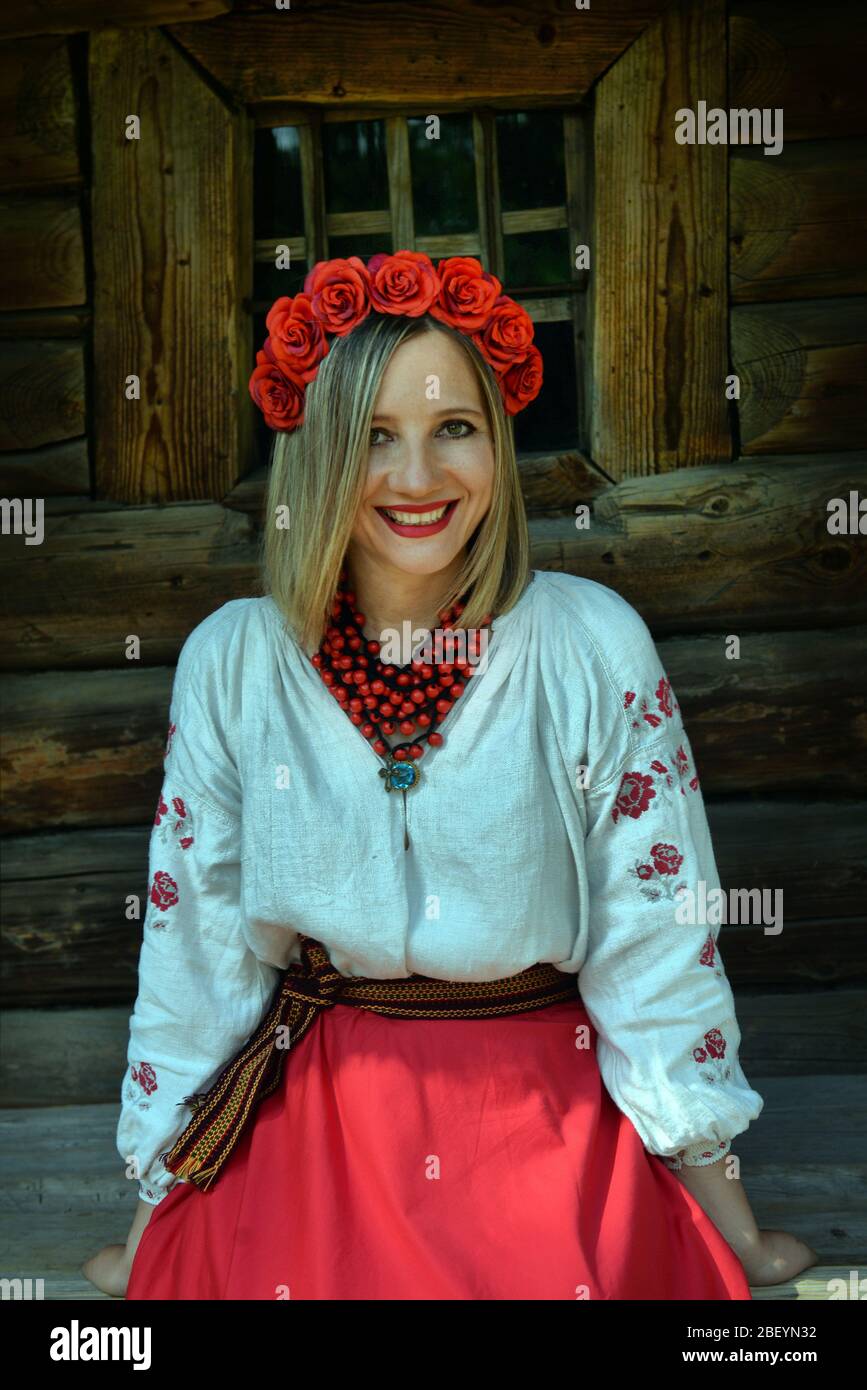 UKRAINE, KIEV, 11.08.2018, une jeune fille ukrainienne en vêtements nationaux contre les vieilles maisons du village ukrainien, UKRAINE, KIEV, 11.08.2018 Banque D'Images