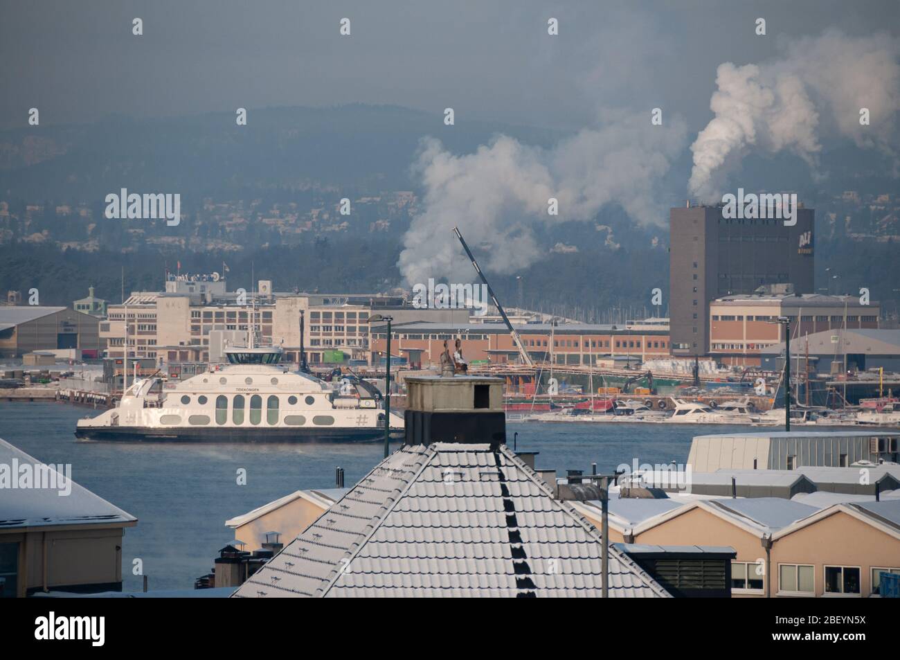 Oslo, Norvège - 24 février 2010 : c'est une vue sur le fjord d'Oslo. Le port et l'entrée du trafic maritime au centre-ville appelé Aker Brygge Banque D'Images