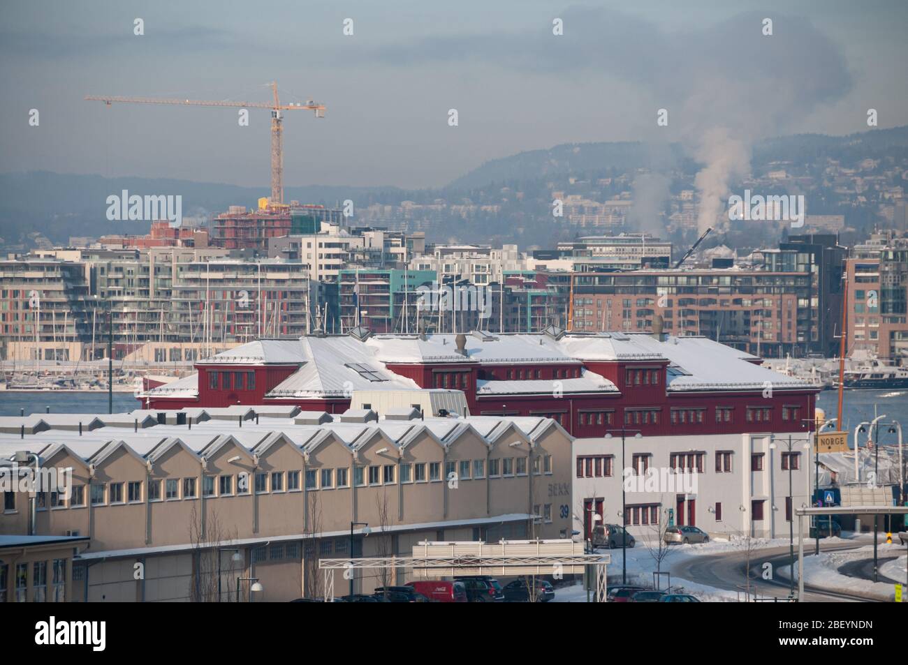 Oslo, Norvège - 24 février 2010 : c'est une vue sur le fjord d'Oslo. Le port et l'entrée du trafic maritime au centre-ville appelé Aker Brigge Banque D'Images