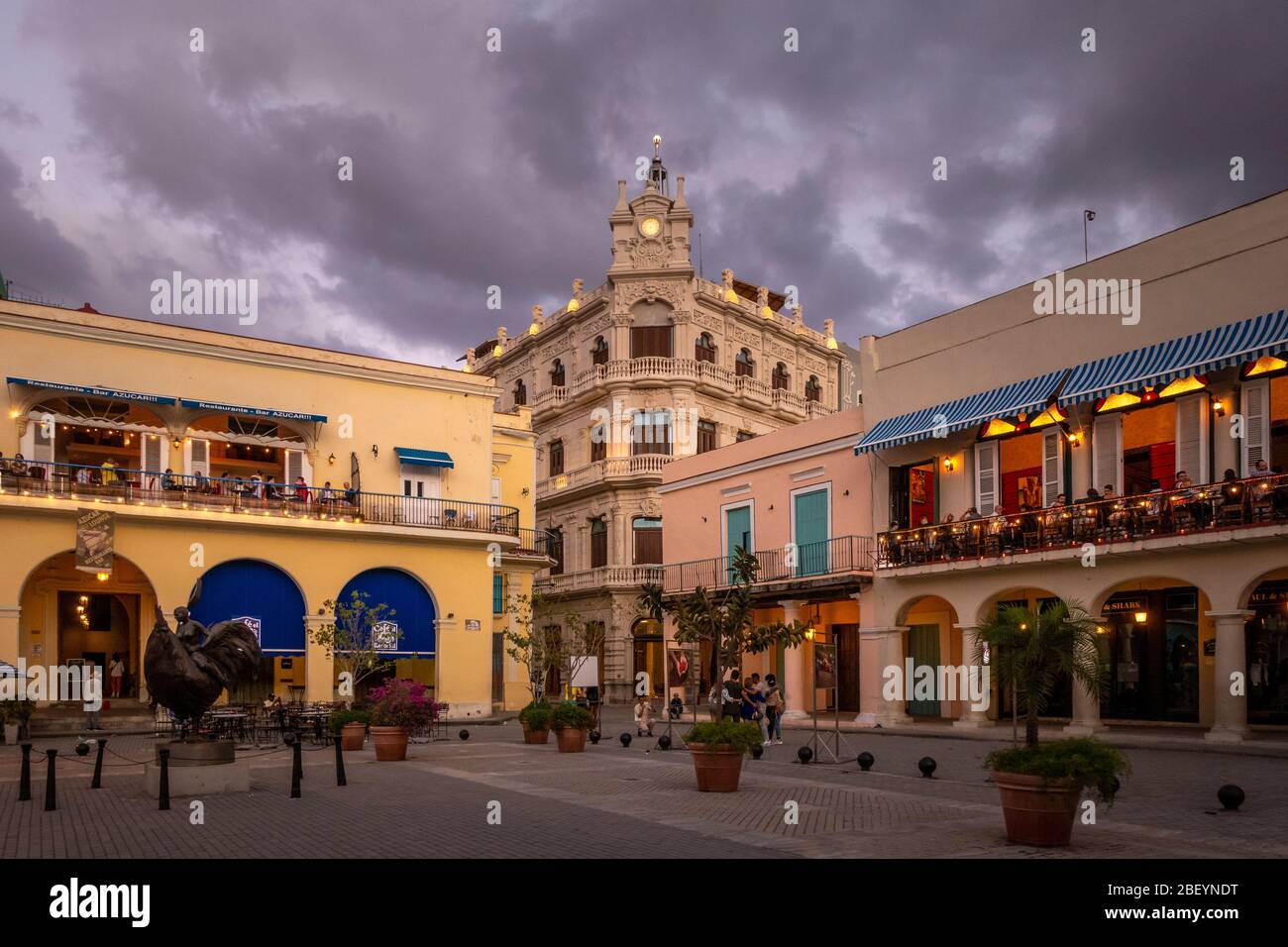 Les touristes s'assoir en début de soirée à déguster des repas dans les restaurants et cafés de la Plaza Vieja, la vieille ville de la Havane, Cuba Banque D'Images