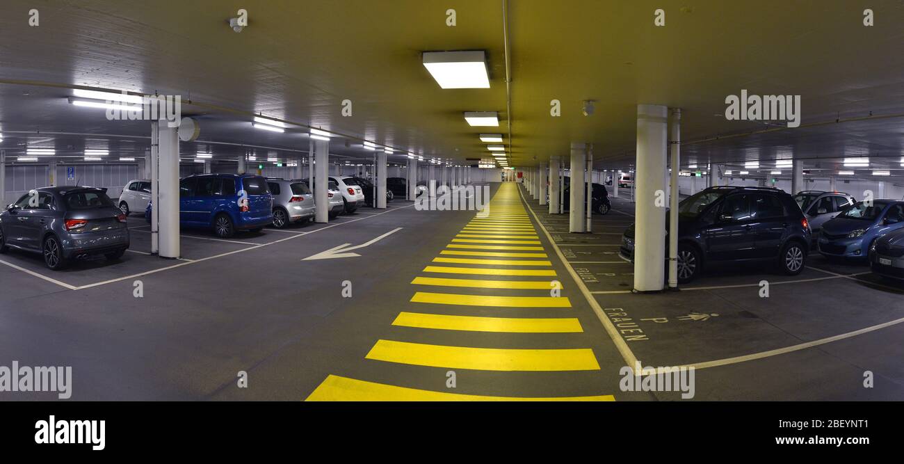Panorama du parking souterrain dans l'une des capitales européennes Banque D'Images