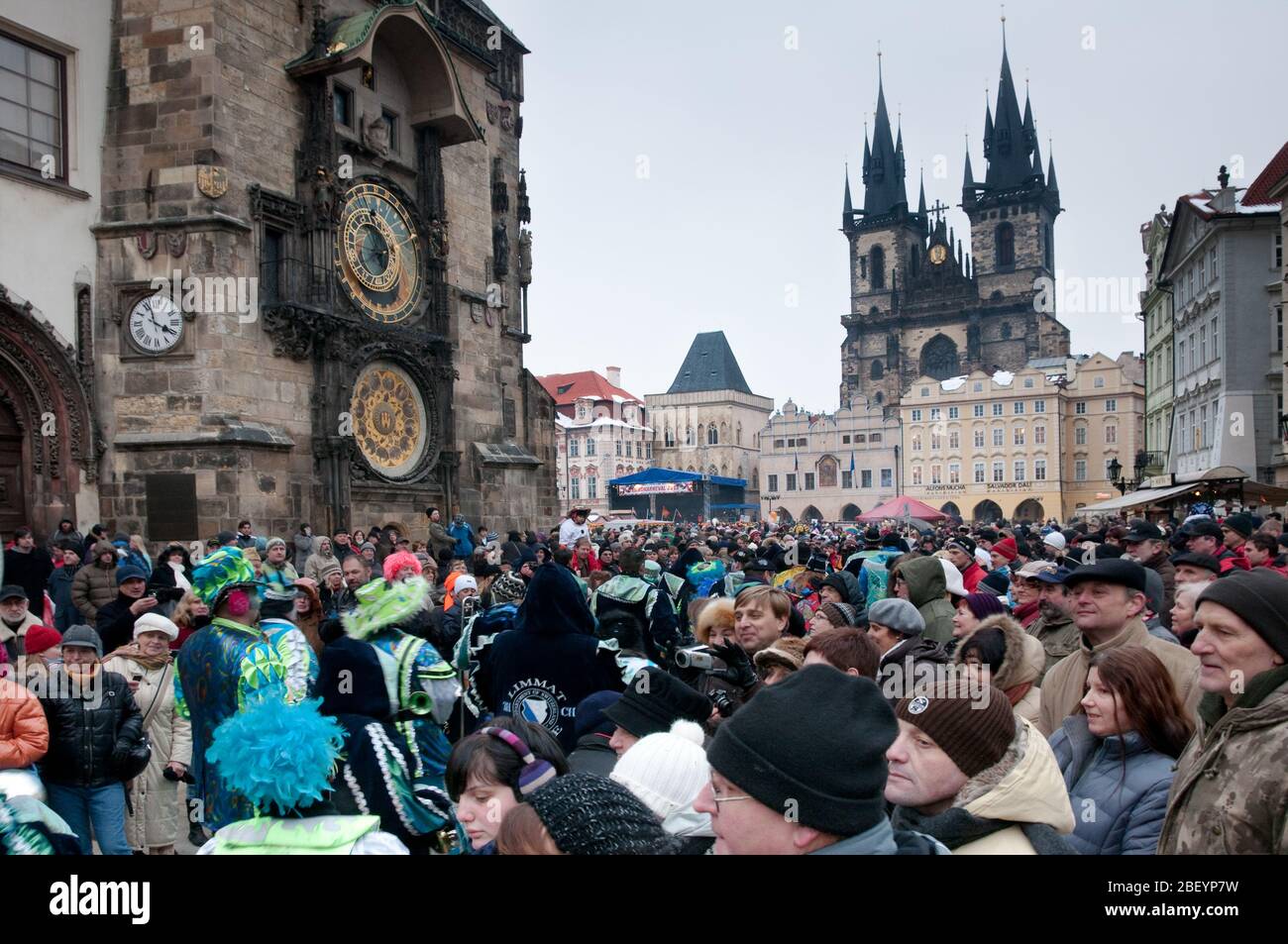 Prague, République tchèque - 23 janvier 2010 : foules énormes près de la place principale et de la tour et de l'horloge astronomique. C'est la procession de l'Euro Carnival Banque D'Images