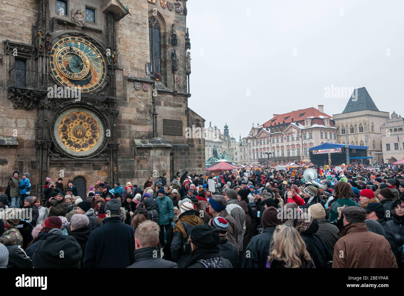 Prague, République tchèque - 23 janvier 2010 : foules énormes près de la place principale et de la tour et de l'horloge astronomique. C'est la procession de l'Euro Carnival Banque D'Images