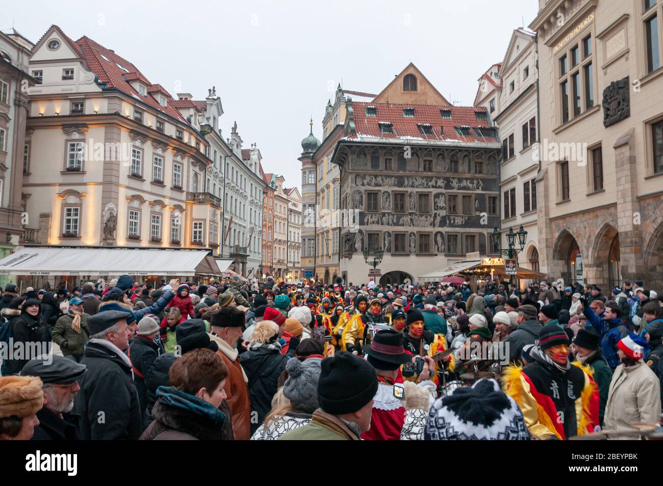 Prague, République tchèque - 23 janvier 2010 : foules énormes près de la place principale et de la tour et de l'horloge astronomique. C'est la procession de l'Euro Carnival Banque D'Images