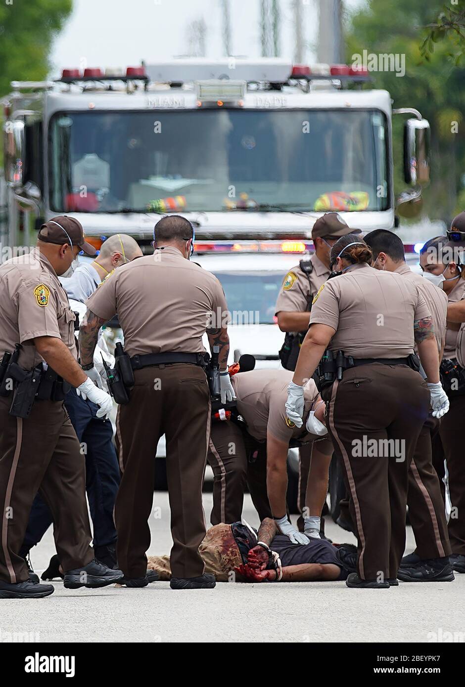 Miami, États-Unis d'Amérique. 15 avril 2020. MIAMI, FL - 15 AVRIL : le département de police de Miami-Dade a appréhendant un suspect de meurtre plus tôt aujourd'hui lors du Pandeminc-COVID-19 de Coranavirus le 15 avril 2020 à Miami, en Floride. (Photo de Alberto E. Tamargo/Sipa USA) crédit: SIPA USA/Alay Live News Banque D'Images