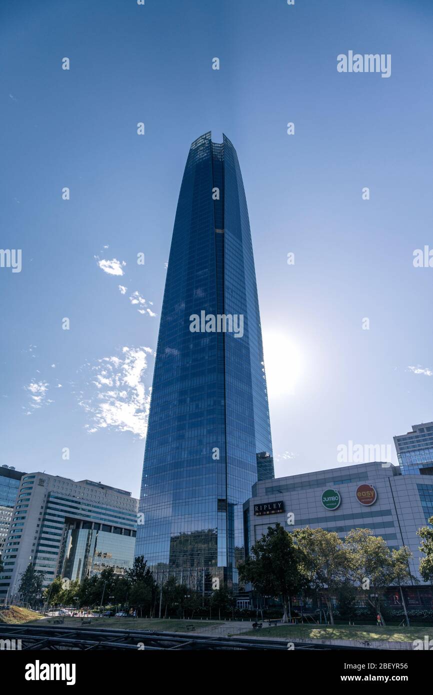 SANTIAGO, RÉGION MÉTROPOLITAINE, CHILI. Vue de dessous de Costanera Centre Skyscraper. Banque D'Images