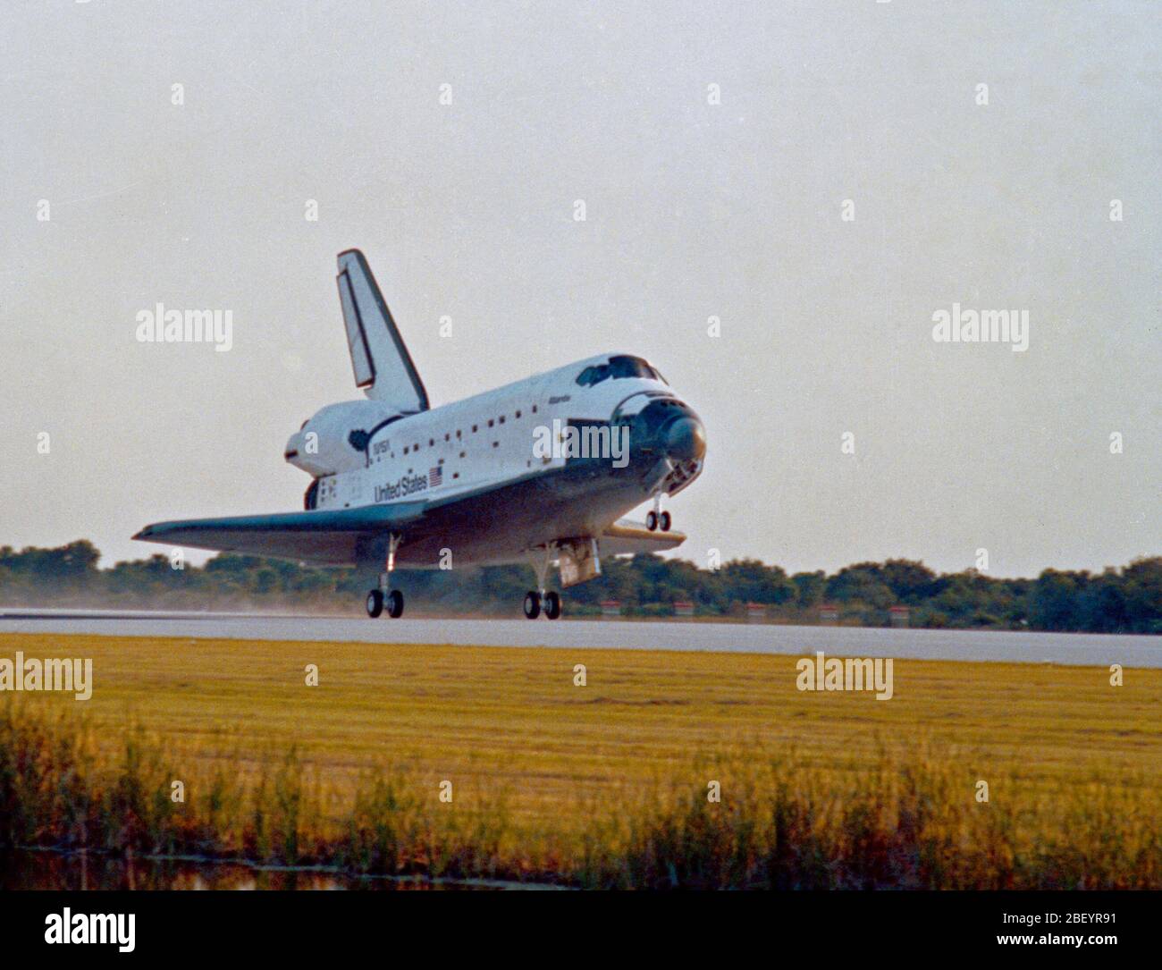 (20 Nov 1990) --- Atlantis STS-38, Véhicule orbiteur (VO) 104, atterrit sur la piste 33 au Centre spatial Kennedy (KSC) Atterrissage (SLF). L'atterrissage principal vient s'est posé sur la surface de la piste comme le train avant (NLG) plane au-dessus. Le ministère de la Défense (DOD)-mission consacrée a pris fin (avec roue complète stop) à 4:43:37 pm (heure normale de l'Est (HNE)). Banque D'Images