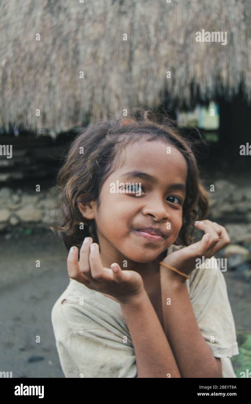 Kelimutu, East Nusa Tenggara / Indonésie - 13 janvier 2015 : portrait d'une petite fille dans un village traditionnel Banque D'Images