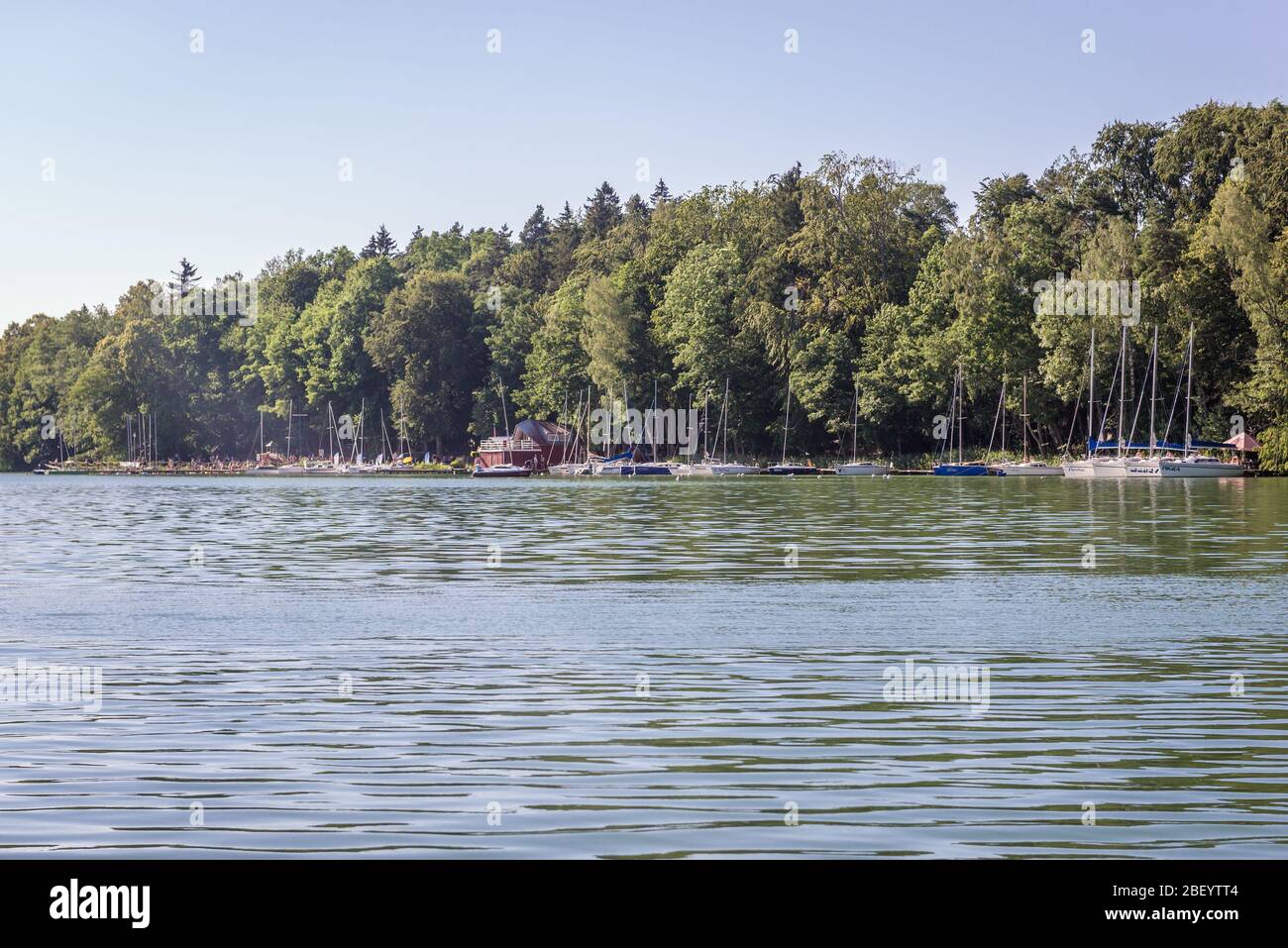 Lac Bytyn Wielki dans le village de Nenielno dans le comté de Walcz, dans la région de la Poméranie occidentale de Pologne Banque D'Images