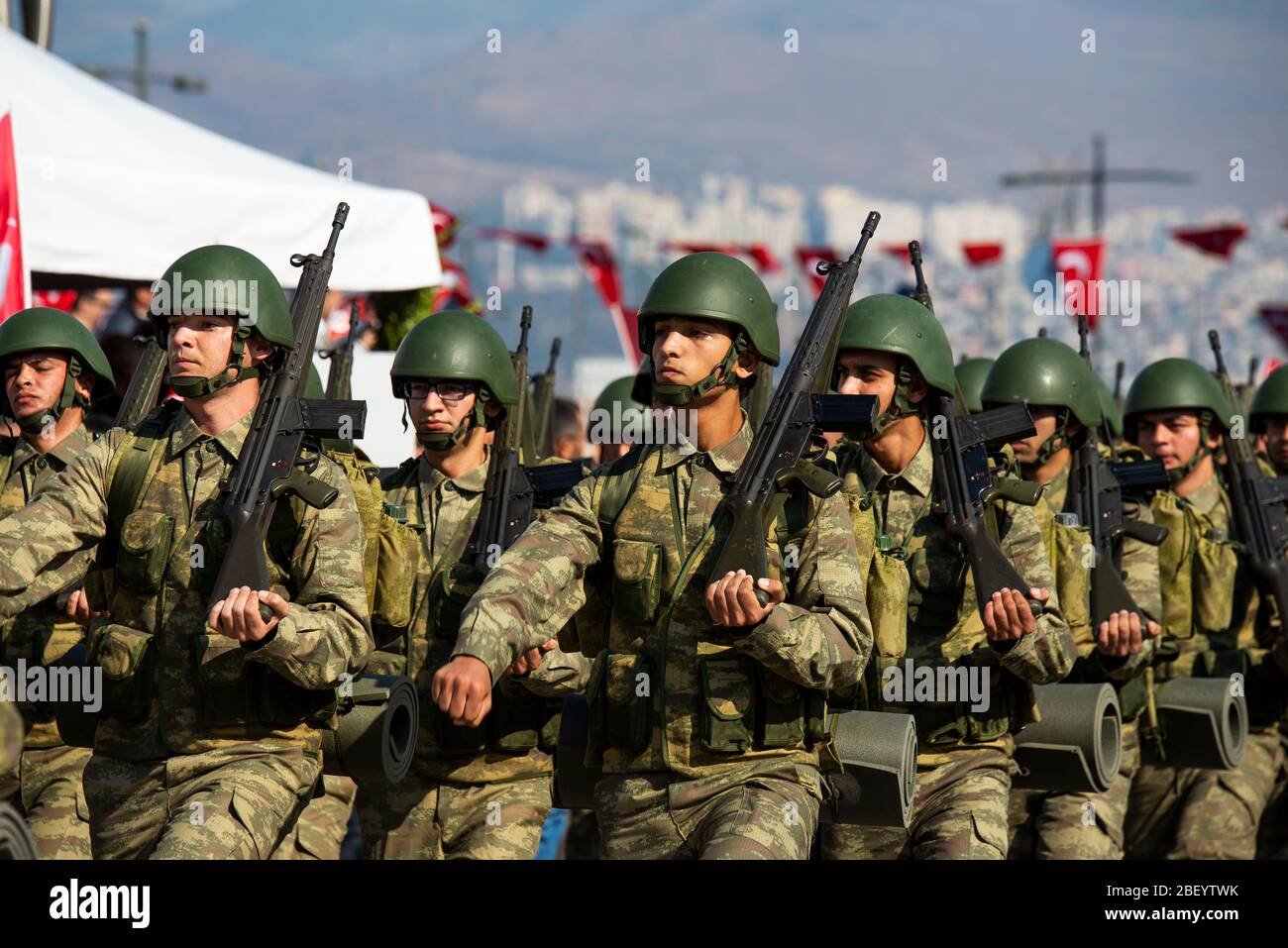 Izmir, Turquie - 29 octobre 2016 : les soldats turcs marchaient sur la République de Turquie. Alsancak Izmir Turquie. Banque D'Images