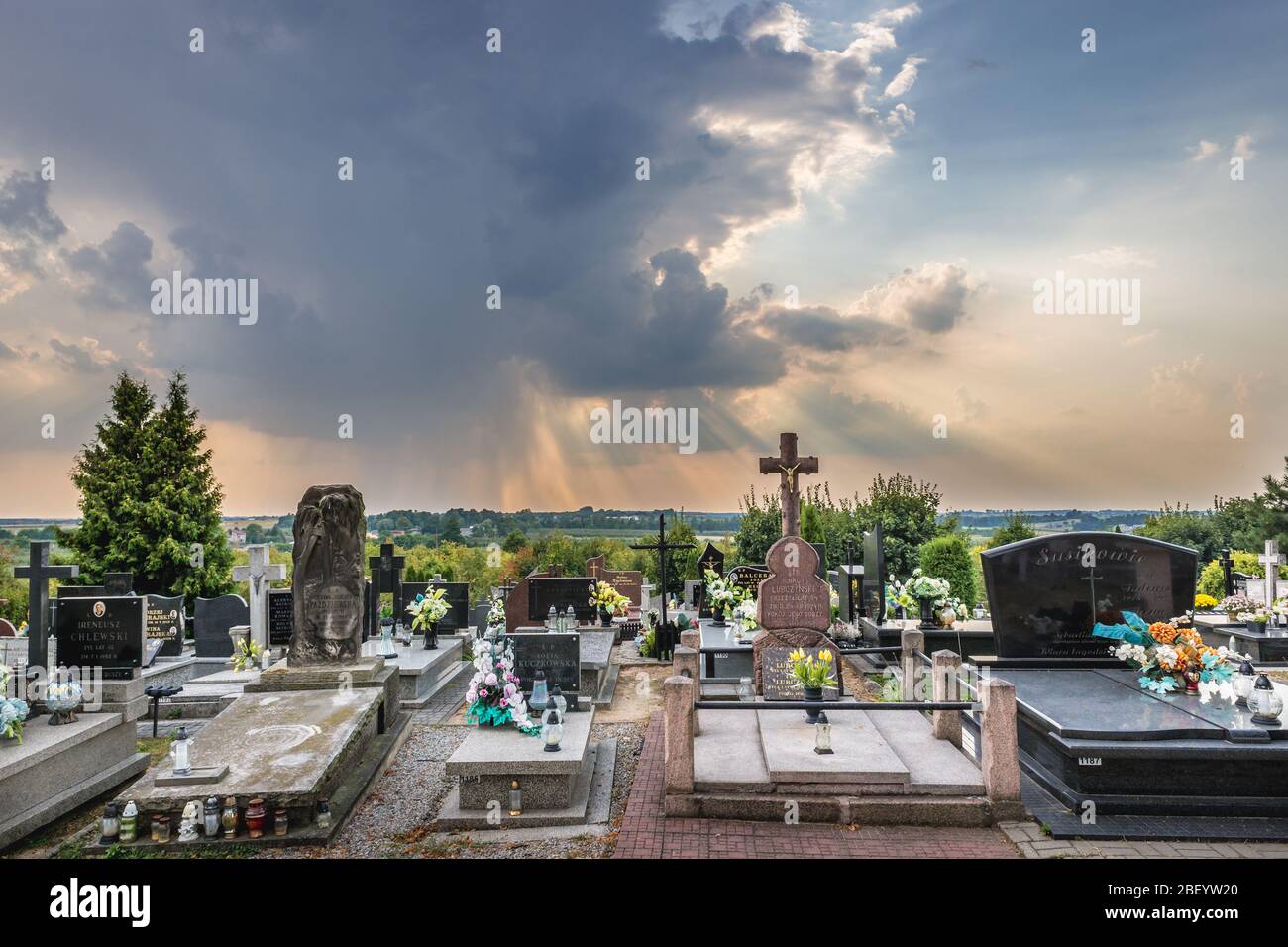 Cimetière dans le village de Rogow, comté de Brzeziny dans Lodz Voivodeship, dans le centre de la Pologne Banque D'Images