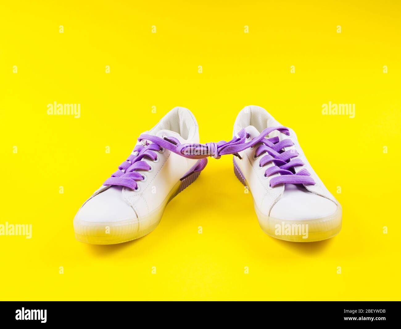 Purple and yellow trainers Banque de photographies et d'images à haute  résolution - Alamy