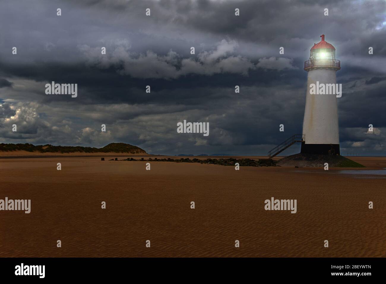 Le phare de point d'Ayr se trouve à l'embouchure de l'estuaire de Dee, au Pays de Galles. Construit en 1776 il a été ramené à la vie avec la magie de Photoshop. Banque D'Images