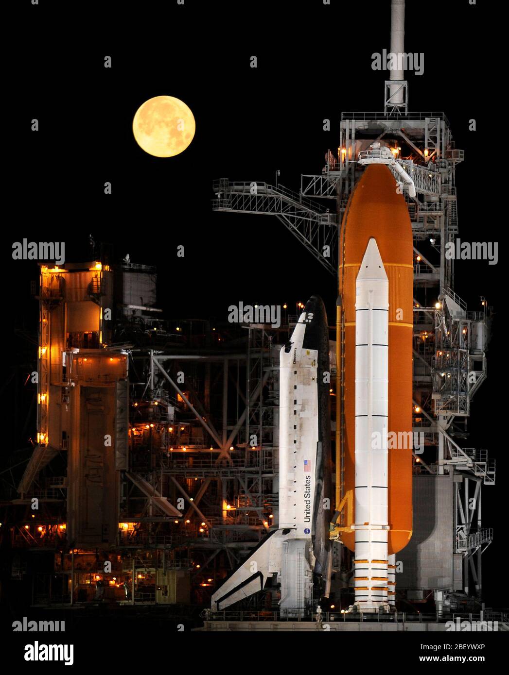 Une presque pleine lune se couche comme la navette spatiale Discovery se dresse au sommet du pas de tir 39A au Centre spatial Kennedy à Cape Canaveral, Floride, le mercredi 11 mars, 2009. Banque D'Images