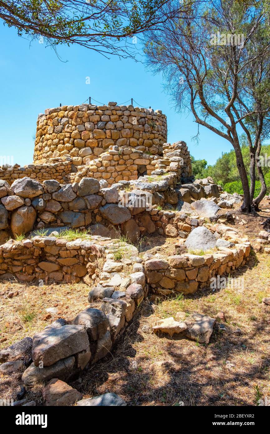 Arzachena, Sardaigne / Italie - 2019/07/19: Ruines archéologiques du complexe Nuragique la Prisgiona - Nuraghe la Prisgiona - avec tour principale en pierre et prese Banque D'Images