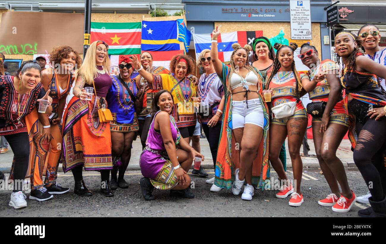 Un groupe de femmes fêtantes s'amusent et posent au festival et défilé de rue du carnaval Notting Hill, Londres, Royaume-Uni Banque D'Images