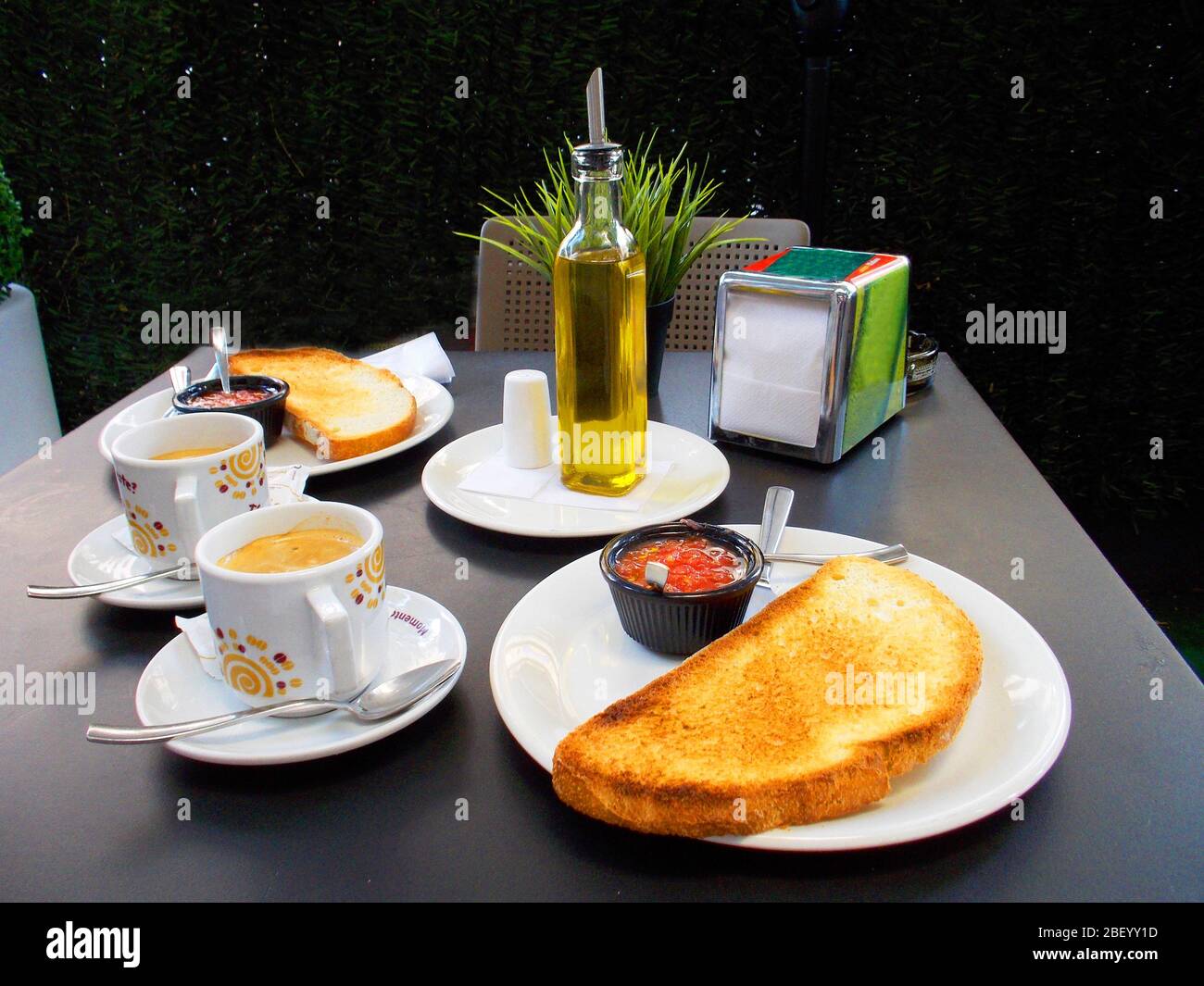 Petit déjeuner espagnol : huile d'olive, toast, tomate et tasse de café. Espagne. Banque D'Images