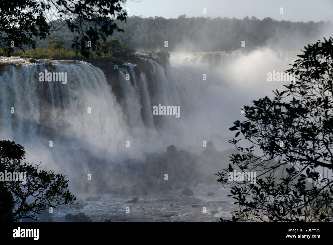 Nuages de vaporisation à la gorge des Devils, une partie des chutes d'Iguacu, Brésil, Banque D'Images
