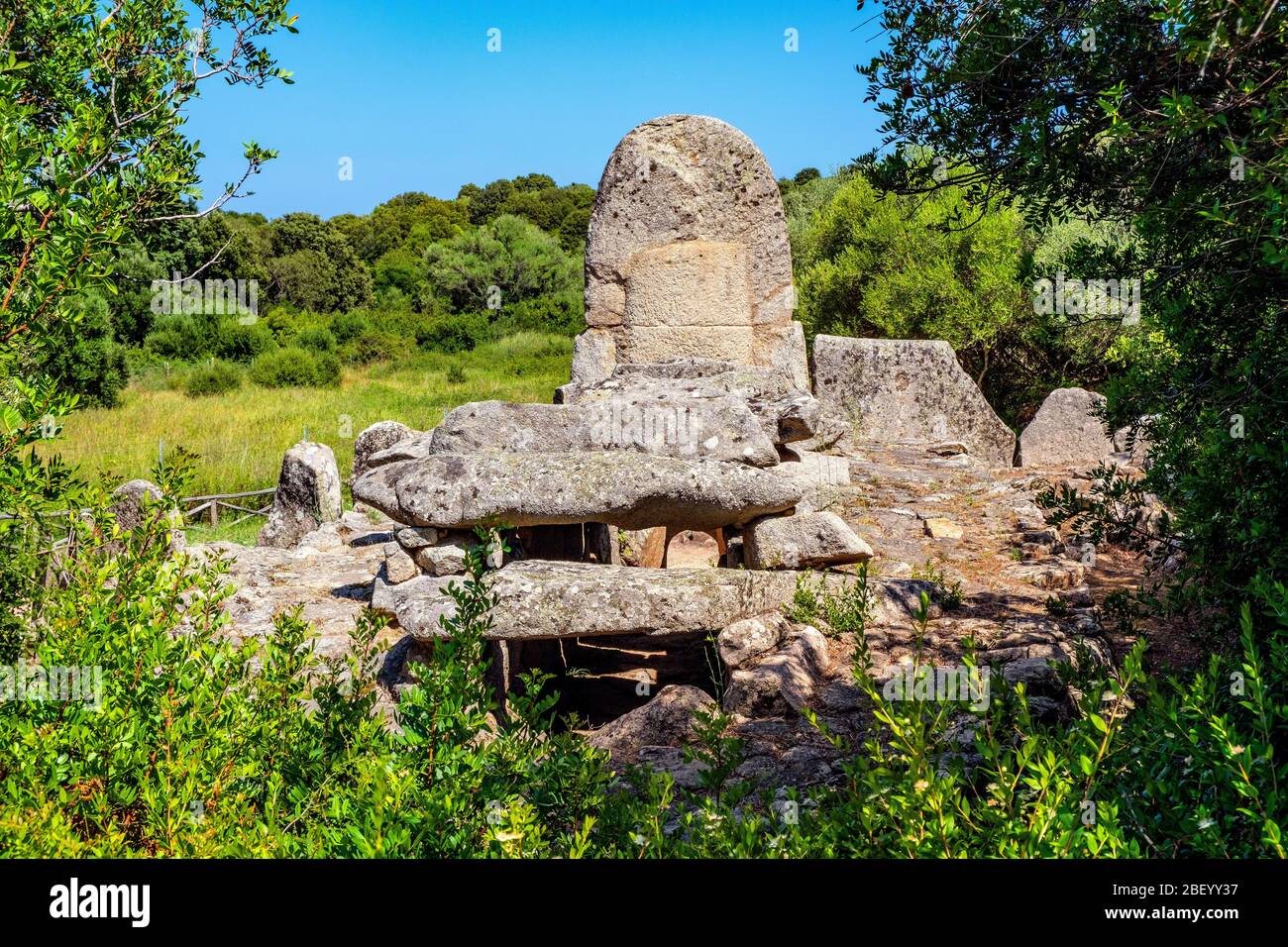 Arzachena, Sardaigne / Italie - 2019/07/19: Ruines archéologiques de nécropole Nuragique Giants Tomb de Codu Vecchiu - Tomba di Giganti Coddu Vecchiu - W Banque D'Images