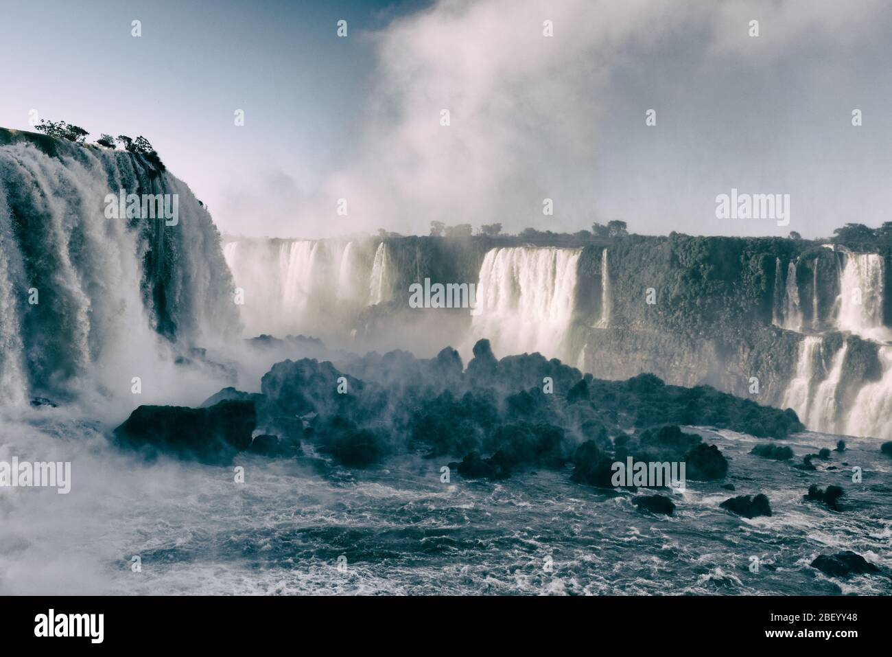 Vue teintée bleue de la chute de la gorge du diable aux chutes d'Iguacu, Brésil, Amérique du Sud Banque D'Images