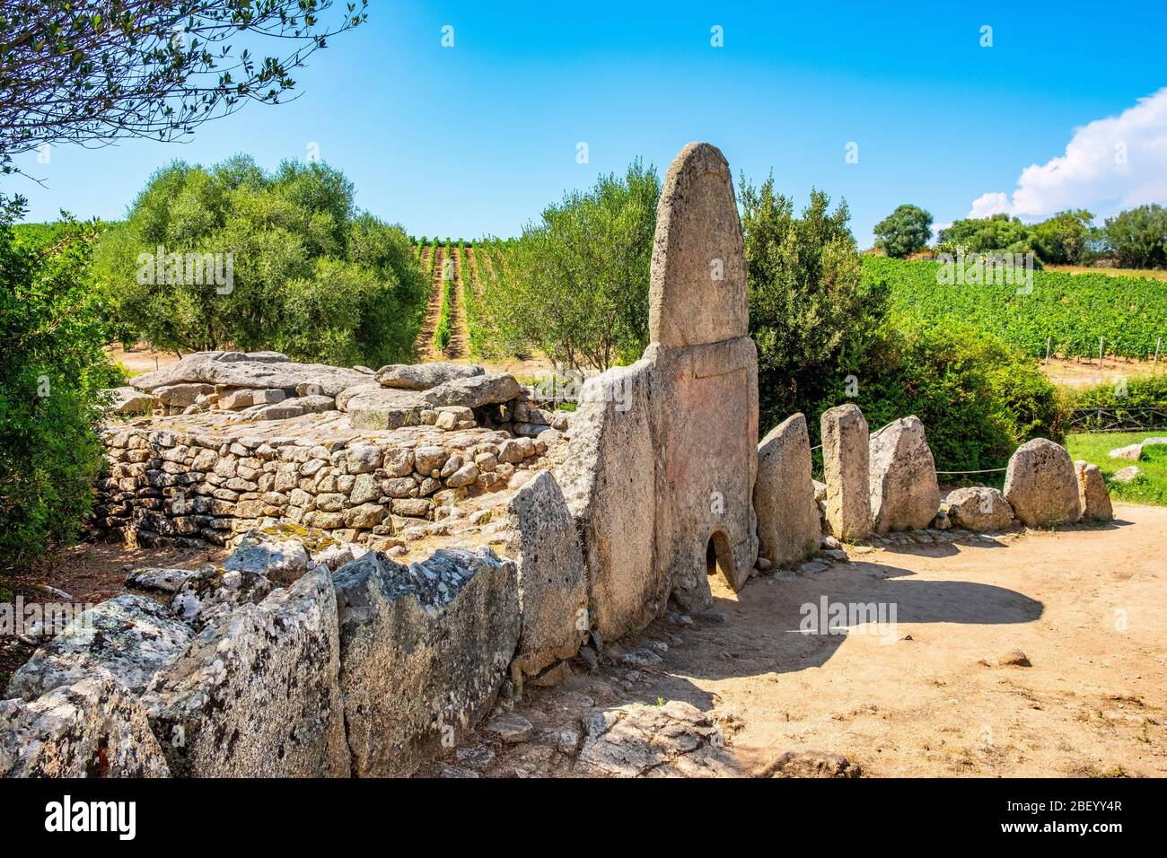 Arzachena, Sardaigne / Italie - 2019/07/19: Ruines archéologiques de nécropole Nuragique Giants Tomb de Codu Vecchiu - Tomba di Giganti Coddu Vecchiu - W Banque D'Images