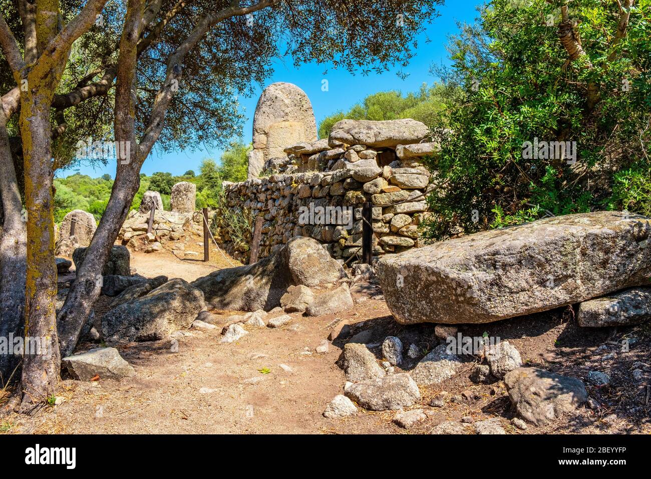 Géants tombe de coddu vecchiu Banque de photographies et d’images à ...