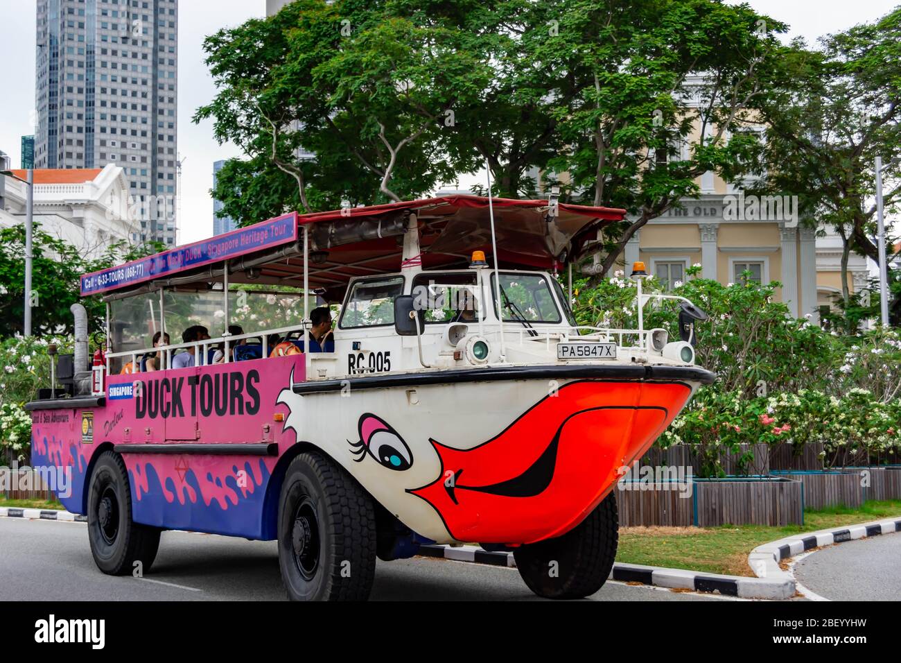 Duck Tours se déplaçant près du Victoria Theatre et de la National Gallery Singapore, Singapour, 2 mars 2020 Banque D'Images