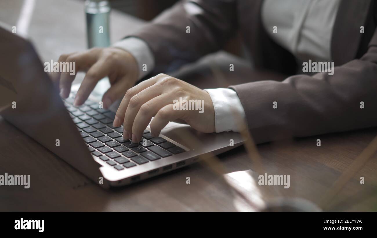 Gros plan sur les mains féminines travaillant sur un ordinateur portable Banque D'Images
