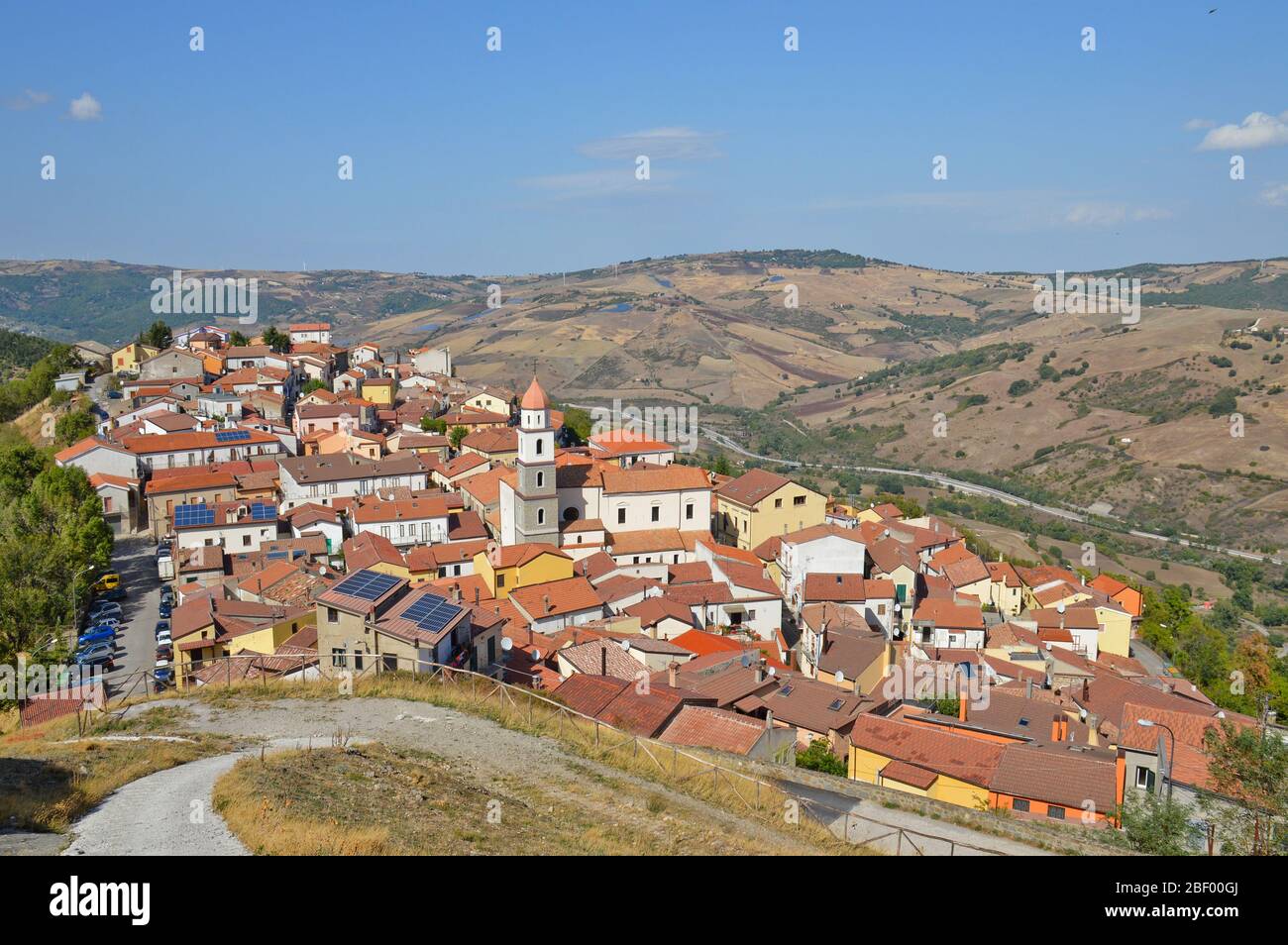 Vue panoramique sur Brindisi di Montagna, un village de la région de Basilicate en Italie Banque D'Images