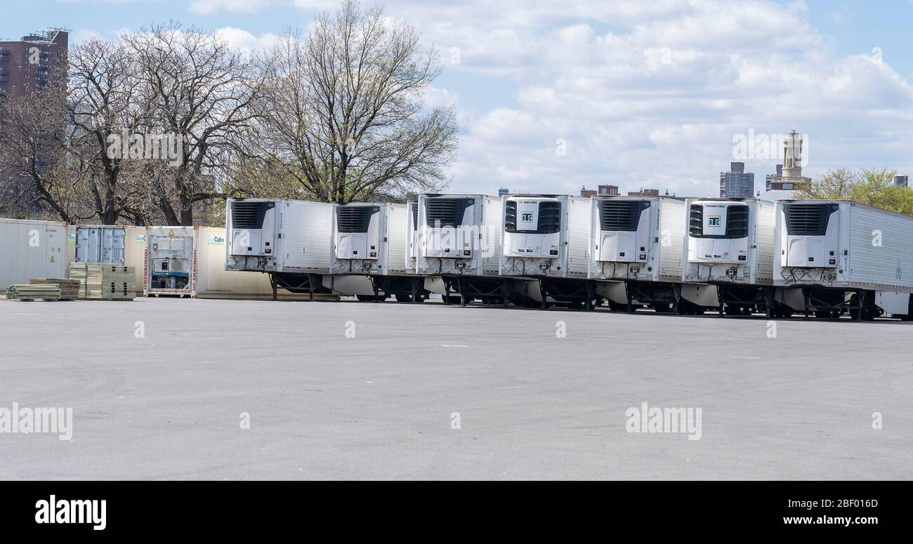 Des dizaines de camions et de conteneurs réfrigérés, vus sur l'île de Randall, se sont préparés à l'afflux de cadavres morts comme morgues de fortune dans le cadre de la pandémie de COVID-19 (photo de Lév Radin/Pacific Press/Sipa USA) Banque D'Images
