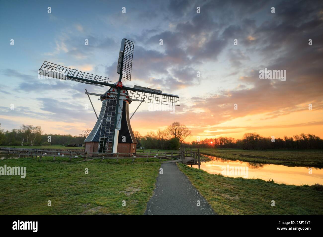 magnifique lever de soleil sur le moulin à vent en vélo Banque D'Images