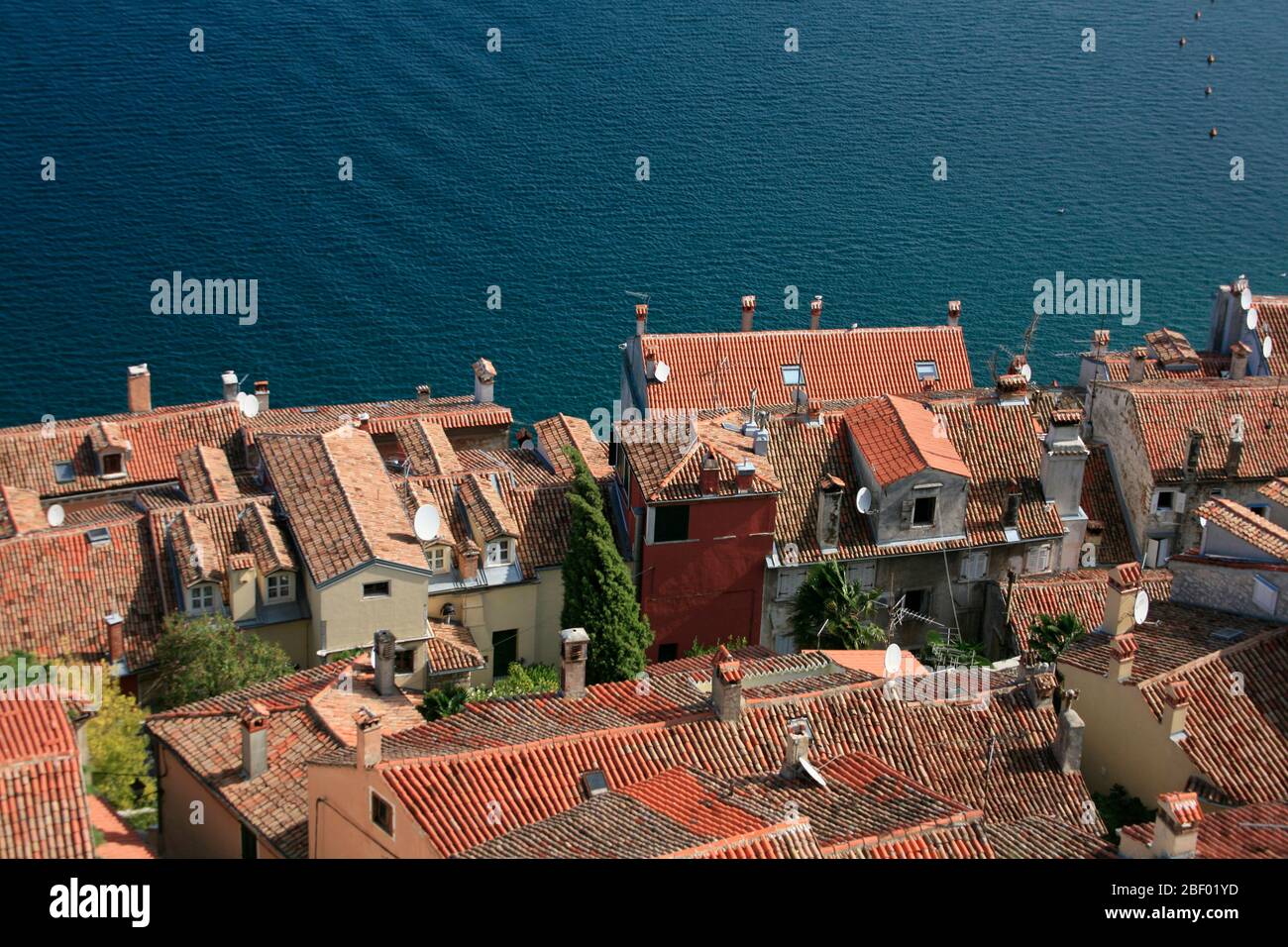 Les façades des maisons de la plage sont directement en face de la mer Banque D'Images