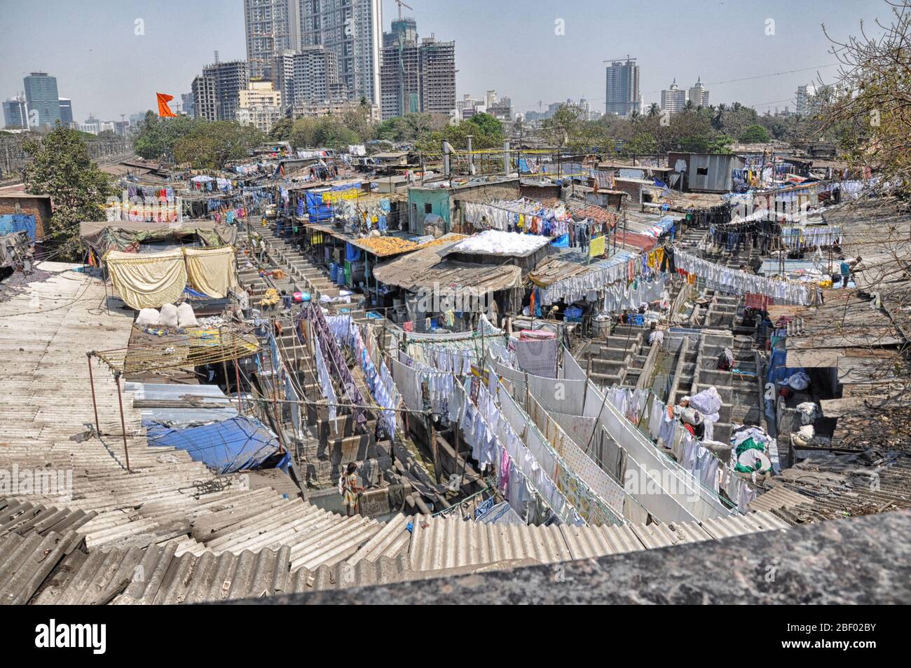 Mumbai, Inde-mars 03,2013: Blanchisserie Dhobi Ghat à Mumbai, les gens laver des vêtements dans une rue de la ville. Le plus grand lavage de l'Inde. Banque D'Images