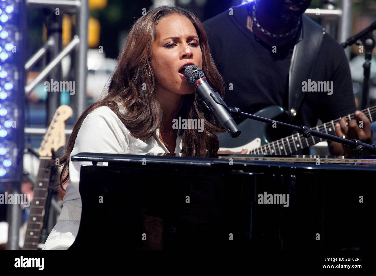 Alicia Keys se produit sur CBS 'The Early Show' CBS Early Show Studio Plaza à New York le 25 juin 2010. (Date de l'avion: Vendredi 2 juillet 2010) crédit: Scott Weiner/MediaPunch Banque D'Images