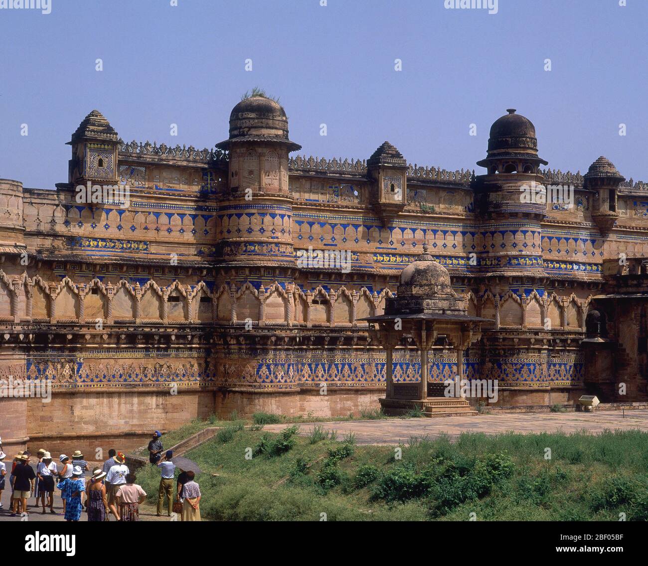 CIUDADELA DE GWALIOR - MURALLA RECUBIERTA CON AZULEJOS DE COLORES - ARTE MOGOL - SIGLO XV EMPLACEMENT: FUERTE MAN MANDIR. GWALIOR. Inde. Banque D'Images