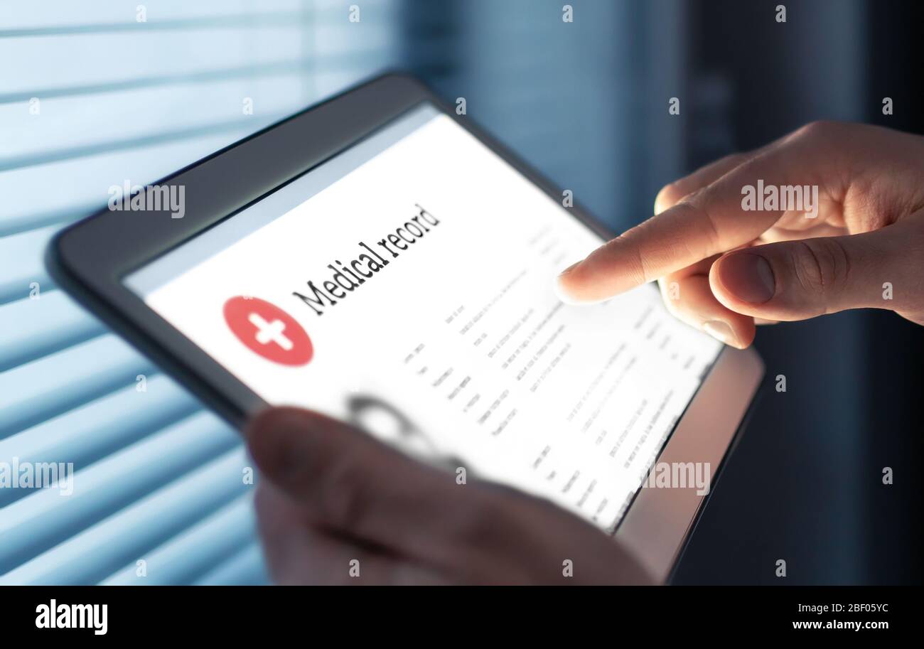 Dossier médical sous forme électronique. EMR numérique avec informations sur les soins de santé du patient. Médecin utilisant une tablette à l'hôpital ou dans la clinique. Banque D'Images Dossier médical sous forme électronique. EMR numérique avec informations sur les soins de santé du patient. Médecin utilisant une tablette à l'hôpital ou dans la clinique. Banque D'Images