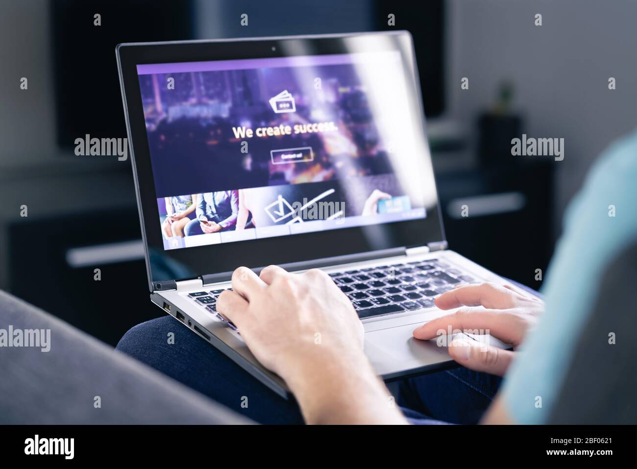 Conception graphique du site Web. Concepteur Web, développeur ou programmeur travaillant sur une interface de site www réactive, interface utilisateur et UX. Marketing en ligne. Banque D'Images