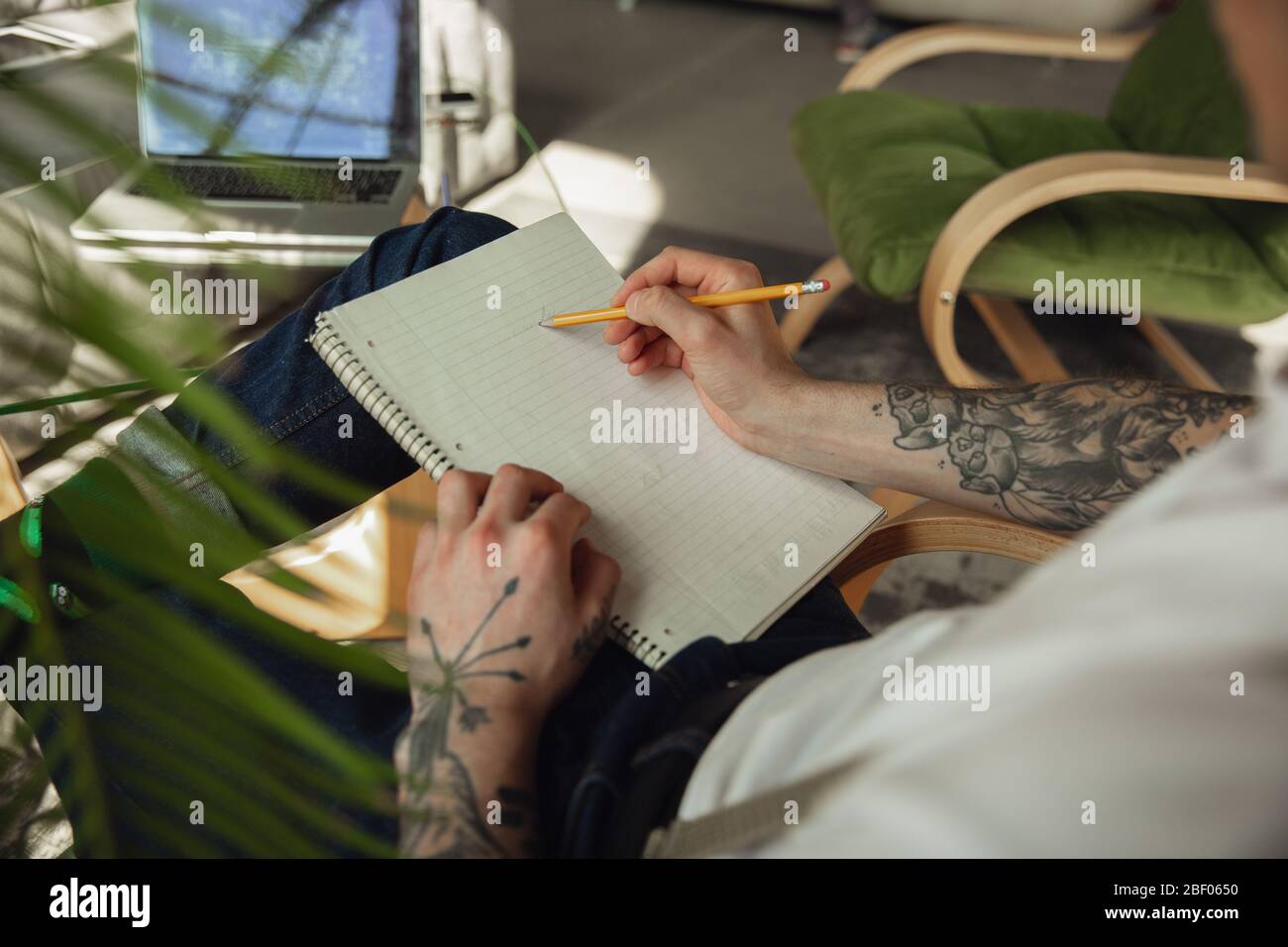 Gros plan sur les mains des hommes écrivant sur un papier vide sur la table à la maison. Prendre des notes, travailler à domicile, faire rapport pour son travail. Éducation, freelance, art et concept d'affaires. Laisse la signature, faisant des documents administratifs. Banque D'Images