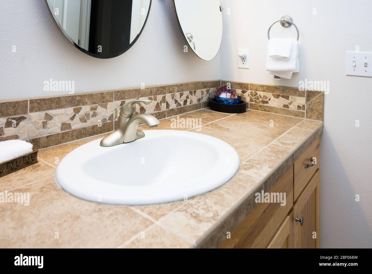 Lavabo de salle de bains propre, carrelage blanc Photo Stock - Alamy