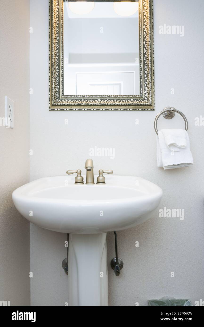 Lavabo et robinet de salle de bains blancs simples, propres et simples Banque D'Images