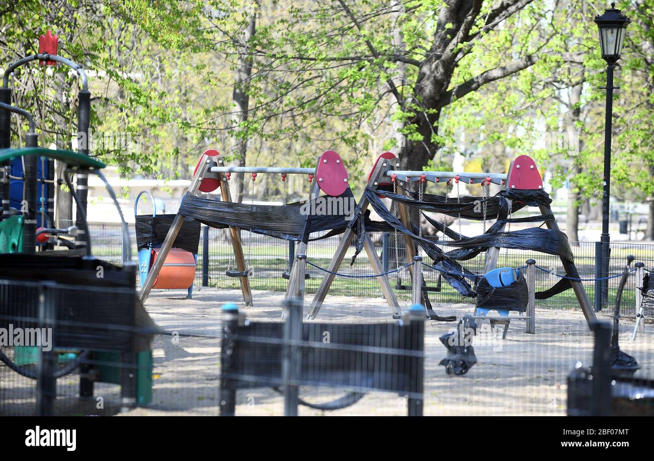 Varsovie, Pologne, 16 avril 2020: Varsovie le premier jour avec le masquage de la restriction du nez et de la bouche pendant la quarantaine du virus corona, aires de jeux fermées Banque D'Images
