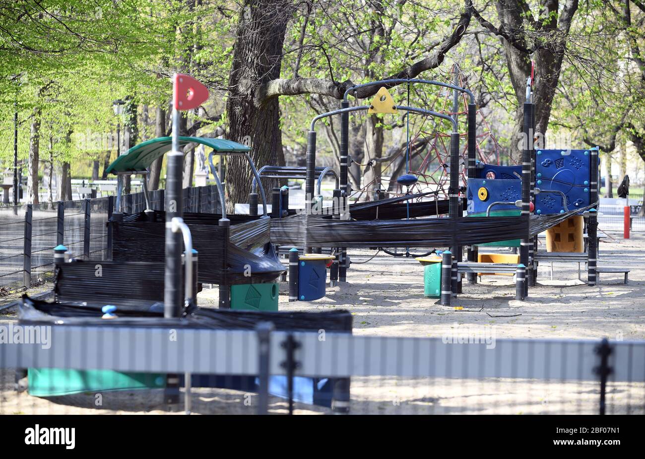 Varsovie, Pologne, 16 avril 2020: Varsovie le premier jour avec le masquage de la restriction du nez et de la bouche pendant la quarantaine du virus corona, aires de jeux fermées Banque D'Images