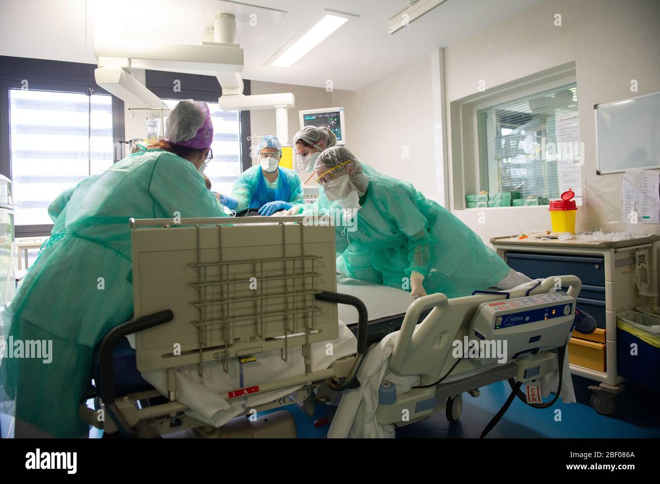 Hôpital de la Roche-sur-Yon (ouest de la France) le 6 avril 2020: Personnel médical en USI prenant soin des patients touchés par Covid19. Restriction : cor Banque D'Images